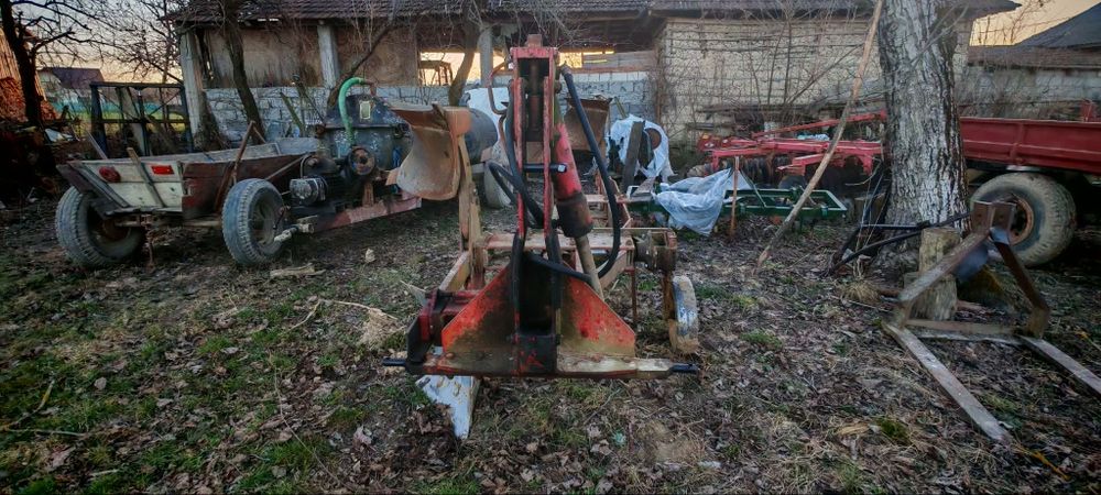 Plug reversibil cu trei brazde