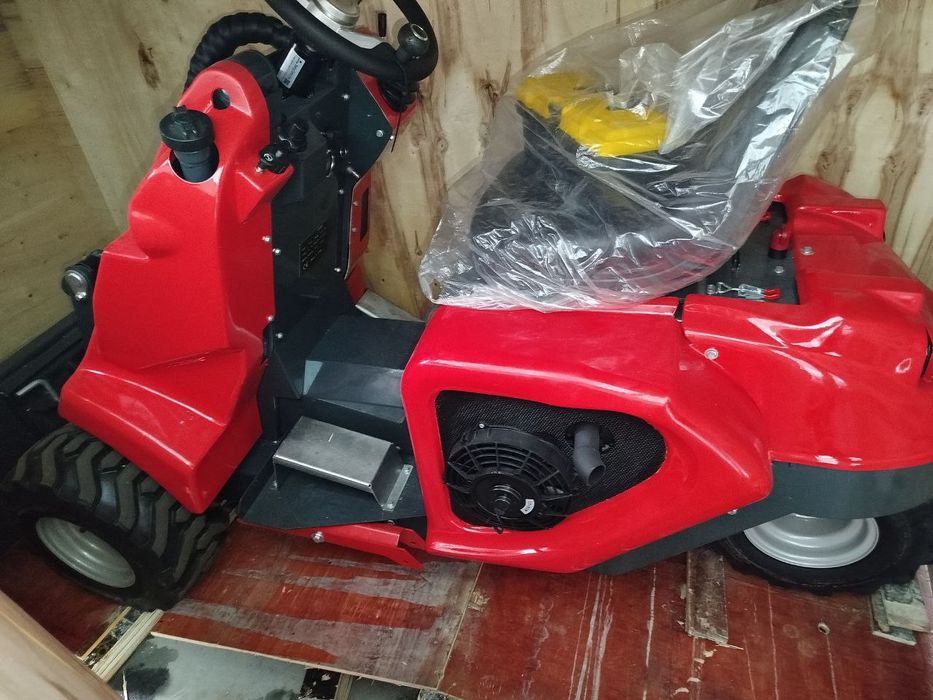 Мини погрузчик, фронтальный, полный привод.