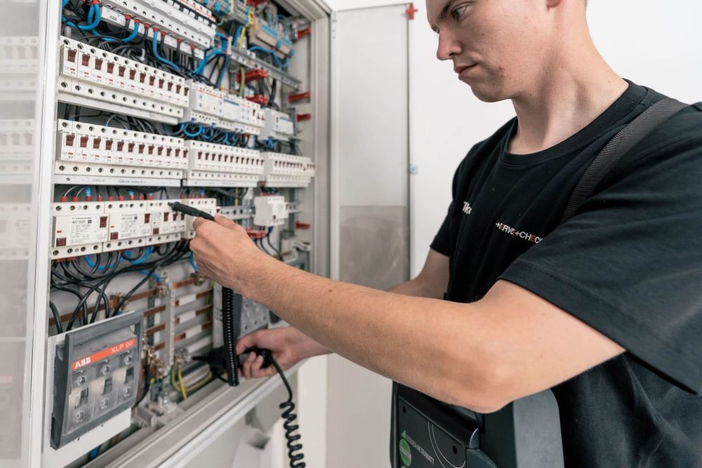 Realizam instalații electrice pentru case și apartamente cu experiența de 12 ani