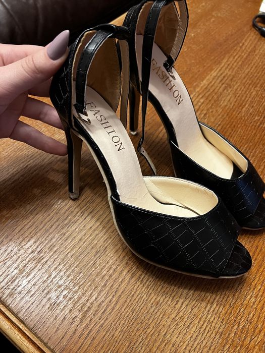 Дамски кожени сандали