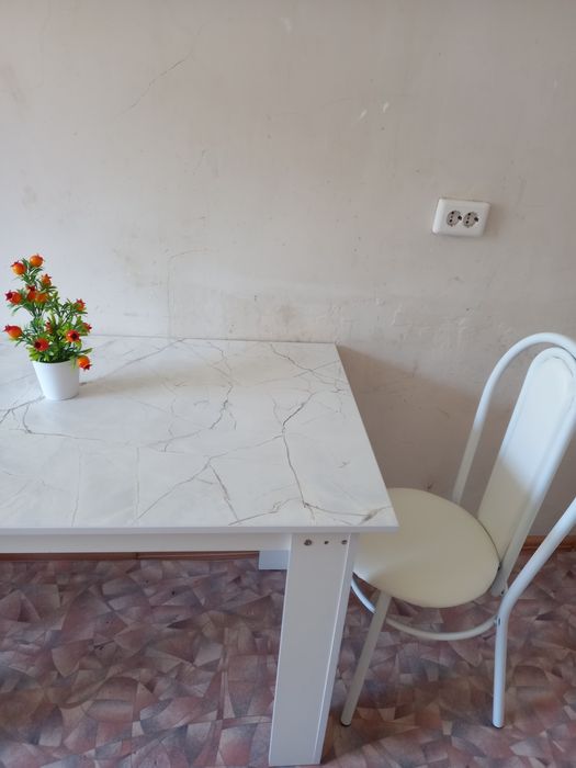 Стол и стулия не дорого