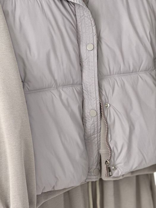 Костюмы женские.        .