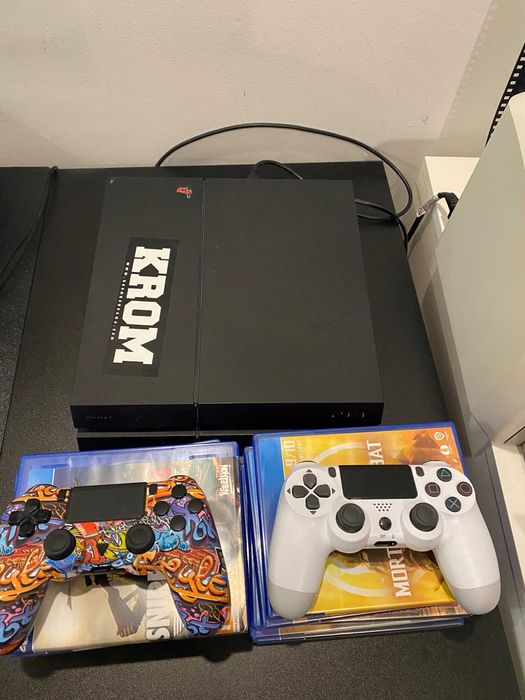 Vand PS4 cu 10 jocuri si 2 controller