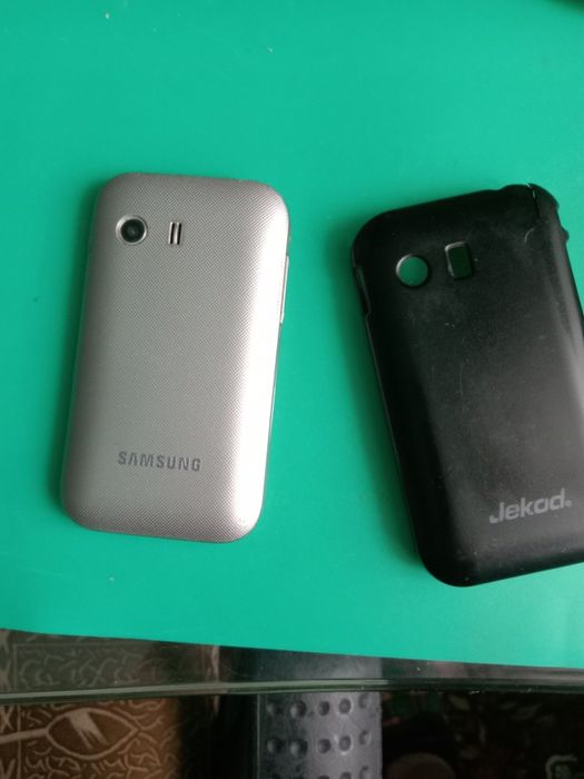 Телефон Samsung и колонки microlab