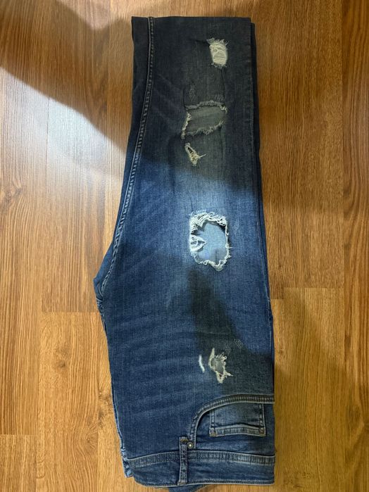 Сини Дънки. Слим фит. Размер L. Скъсана мода. Модел Майкъл Джексън!