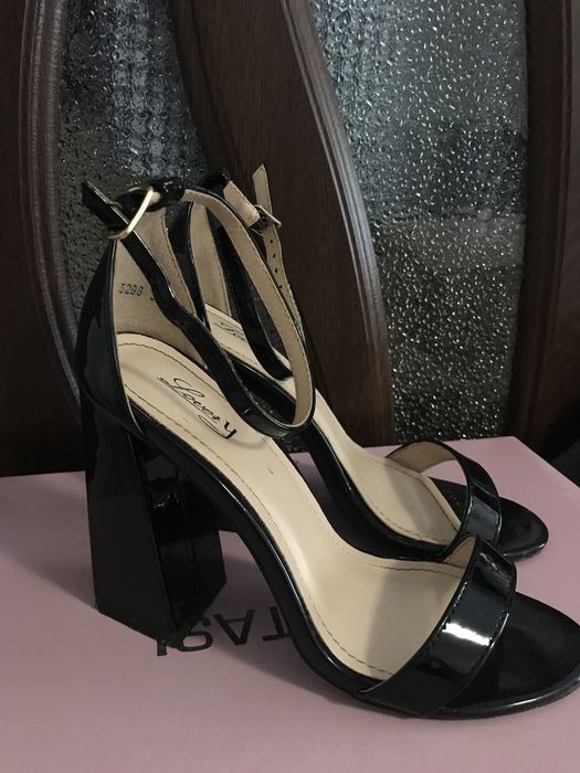 Sandale cu toc negre