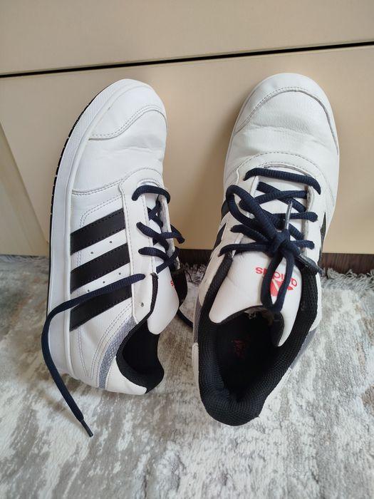 маратонки адидас , кожени номер 38