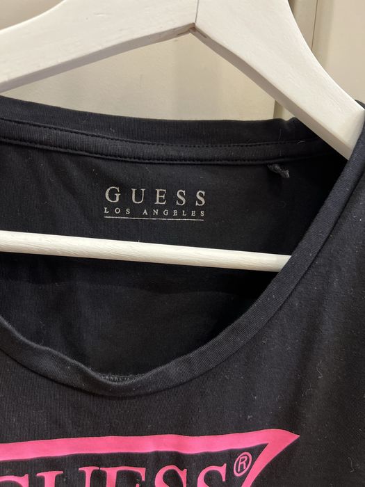 Футболка от бренда Guess