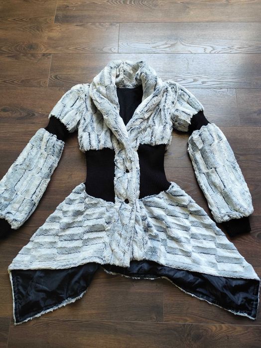 Дамско бяло модерно асиметрично палто от еко кожа