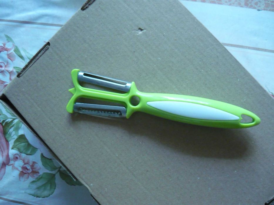 Щипки за пране, кутии за лед, белачки - всичко 6 лв.