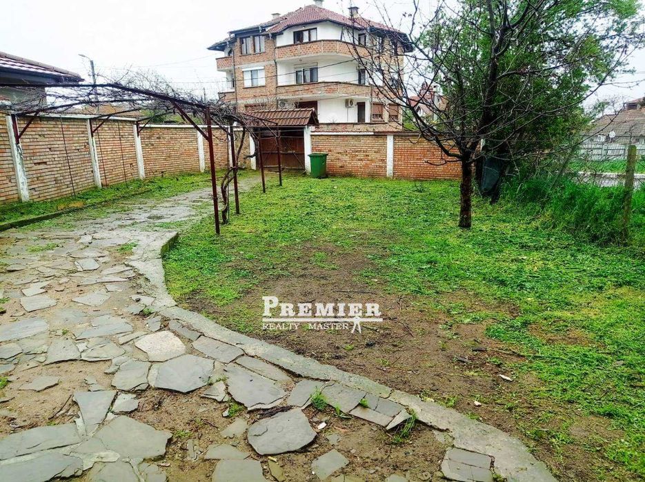 Продаваме триетажна тухлена къща в село Тънково