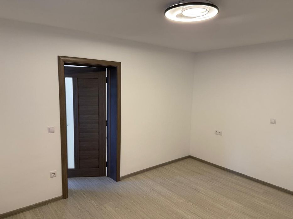 Chirie spatiu comercial 2cam Zona Sf. Vineri