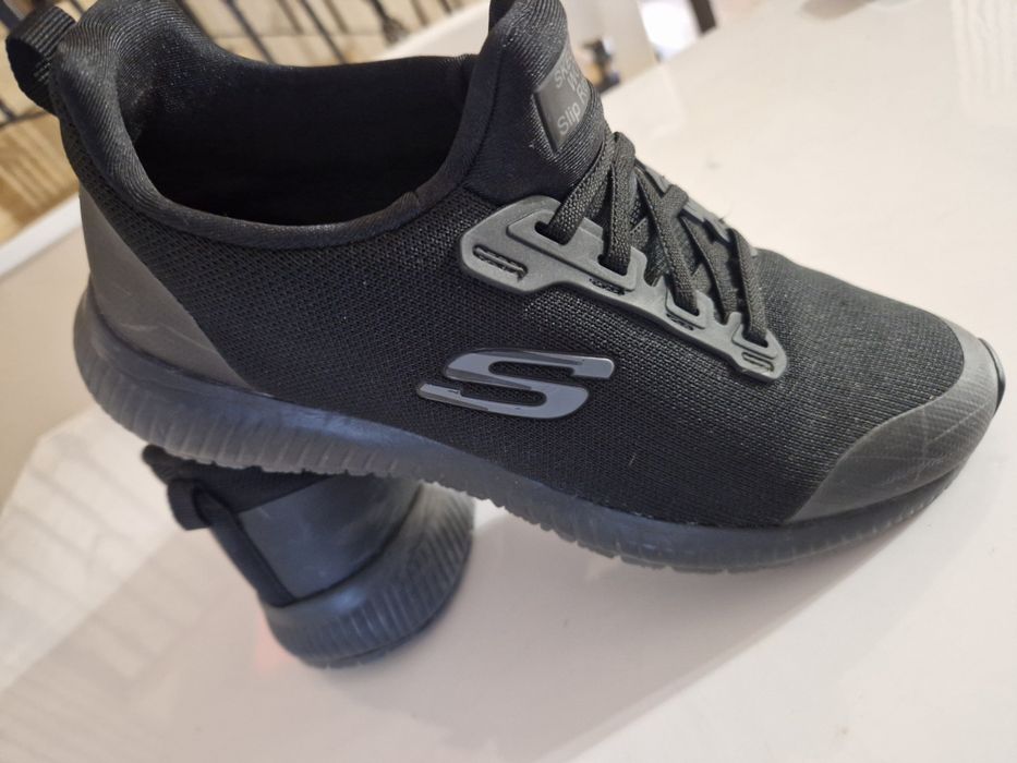 Adidasi skechers