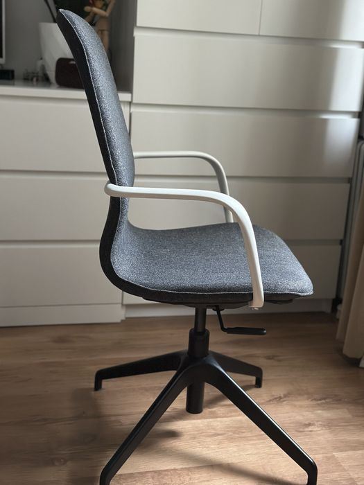 Scaun birou IKEA Langfjall in stare foarte buna, gri inchis cu brate albe, suport lombar, conferinte