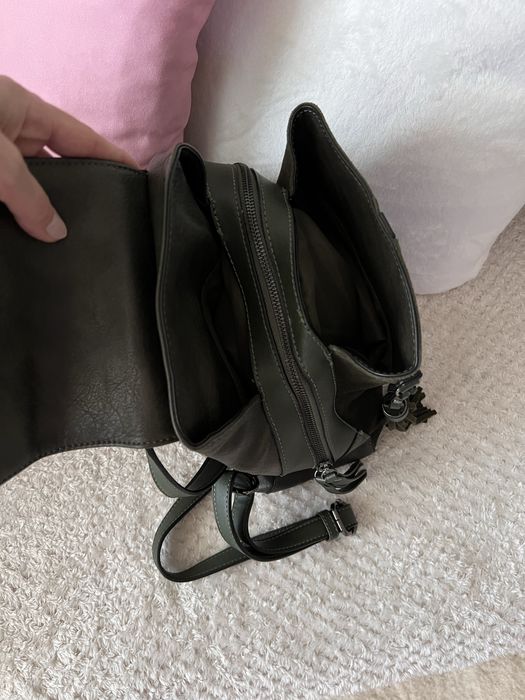 Дамска раница в маслинено зелено