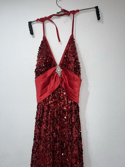 Rochie rosie lunga cu spatele gol din paiete