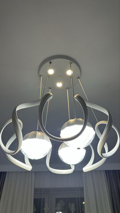 Срочно продам люстру