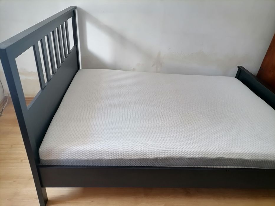 Vand urgent Pat dublu lemn Hemnes (ikea) plus comodă , stare bună