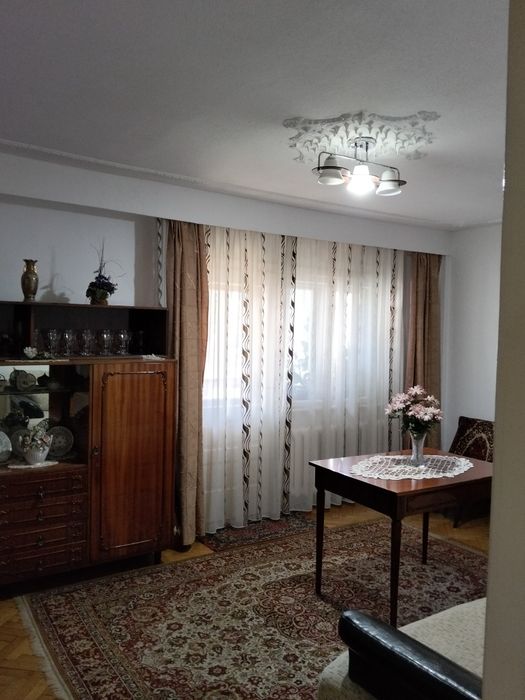 Închiriez apartament