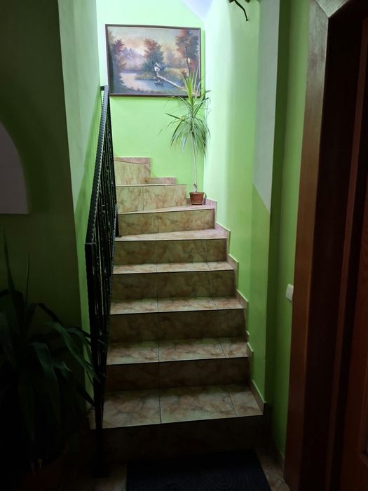 Inchiriez camera in vila