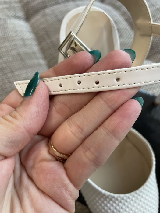 Много стилни и красиви булчински обувки.