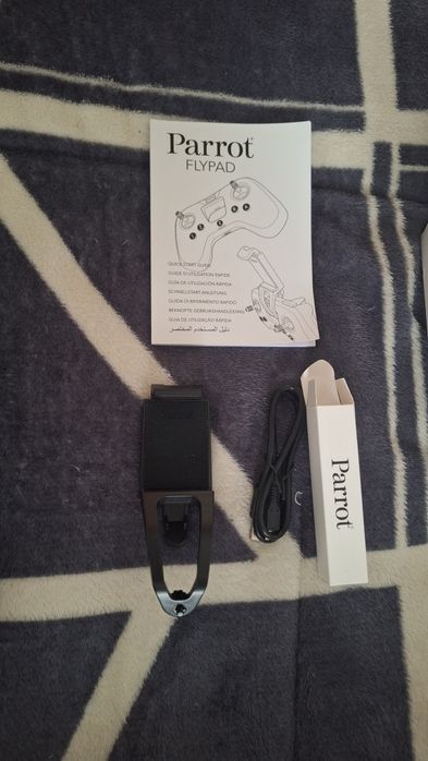 controler Bluetooth  Parrot Flypad.
Conceput pentru minidronele Parro