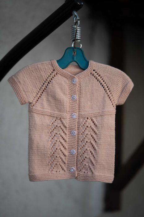 Ръчно плетени детски дрехи.