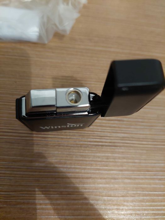 Brichetă metalica antivant reincarcabila de la Winston ,sigilata