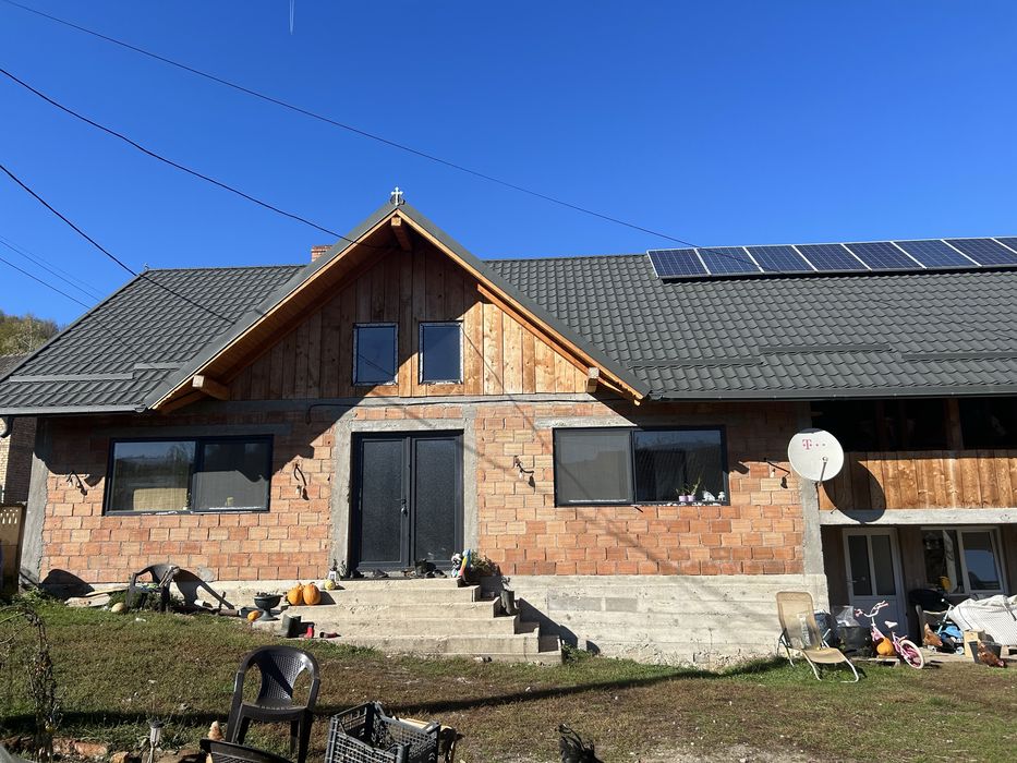 Casă modernă off-grid cu curte mare, sobă șemineu și panouri solar