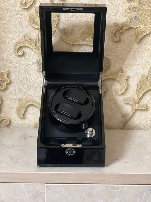 Шкатулка для механических часов с автоподзаводом.