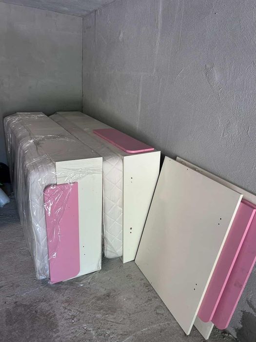 ПРОДАВАМ Две единични легла+матраци