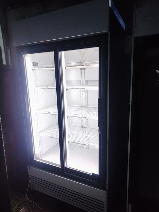 Продам витринный холодильники