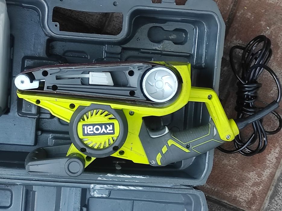 Slefuitor cu aspirator  RYOBI  EBS 800V