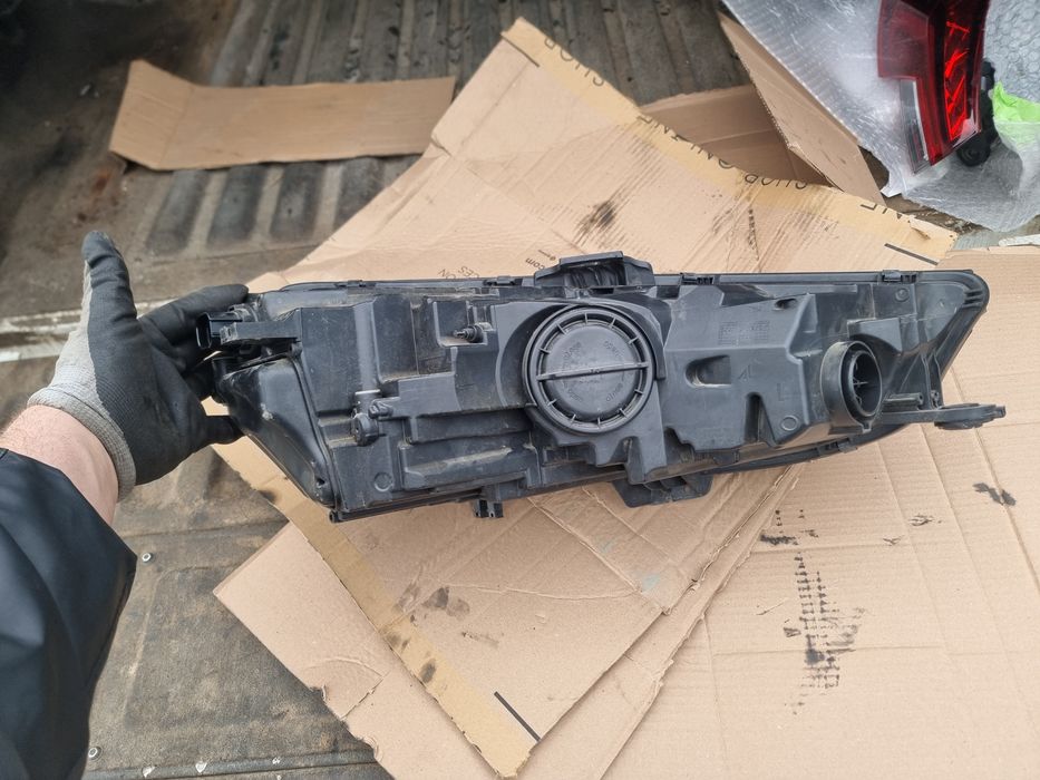 far stanga audi a4 b9 facelift cod 8W0941011