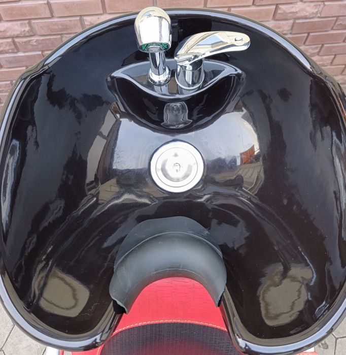 Мойка и кресло для парикмахерской