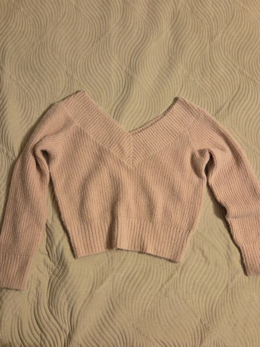 Сладък пуловер с паднали рамене. Неизползван.