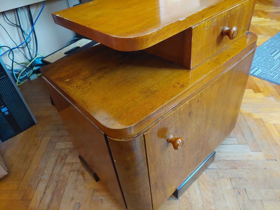 Две стари дървени нощни шкафчета