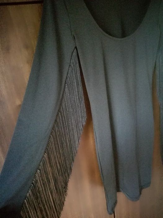 черна рокля по тялото с ресни по ръкавите