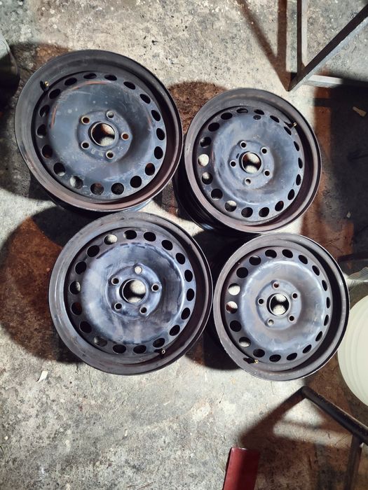Продавам 4бр 15 цола железни джанти 5*112 и оригинални тасове за шкода