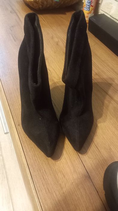 Женски Ботуши ниски боти ,Черните едните са 40,другите черни са 38 ном