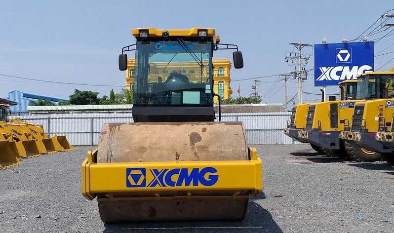 XCMG XS143J — это одно вальцовый вибрационный каток  14 тонн склад