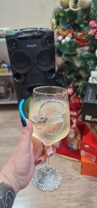 Чаша за вино с камъни и буква