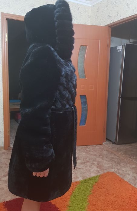 Продам шубу  мутон с отделкой норкой.