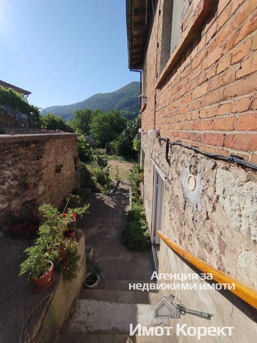 Имот Корект продава двуетажна къща в с.Тополово, обл. Пловдив