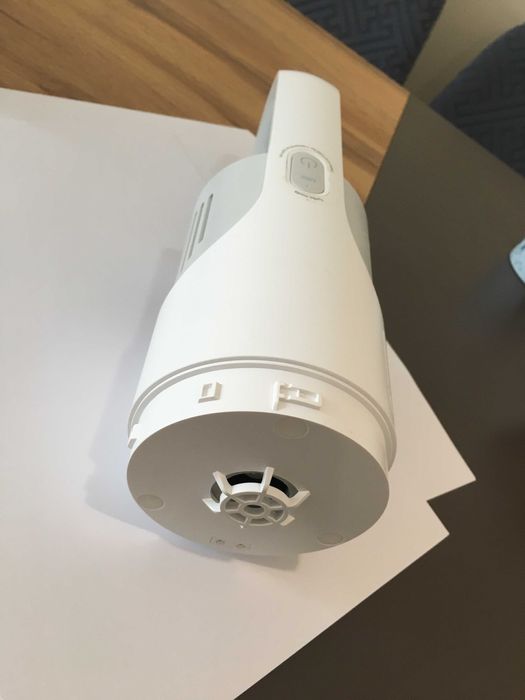 Вертикална, безжична прахосмукачка Xiaomi Mi Vacuum Cleaner Light.