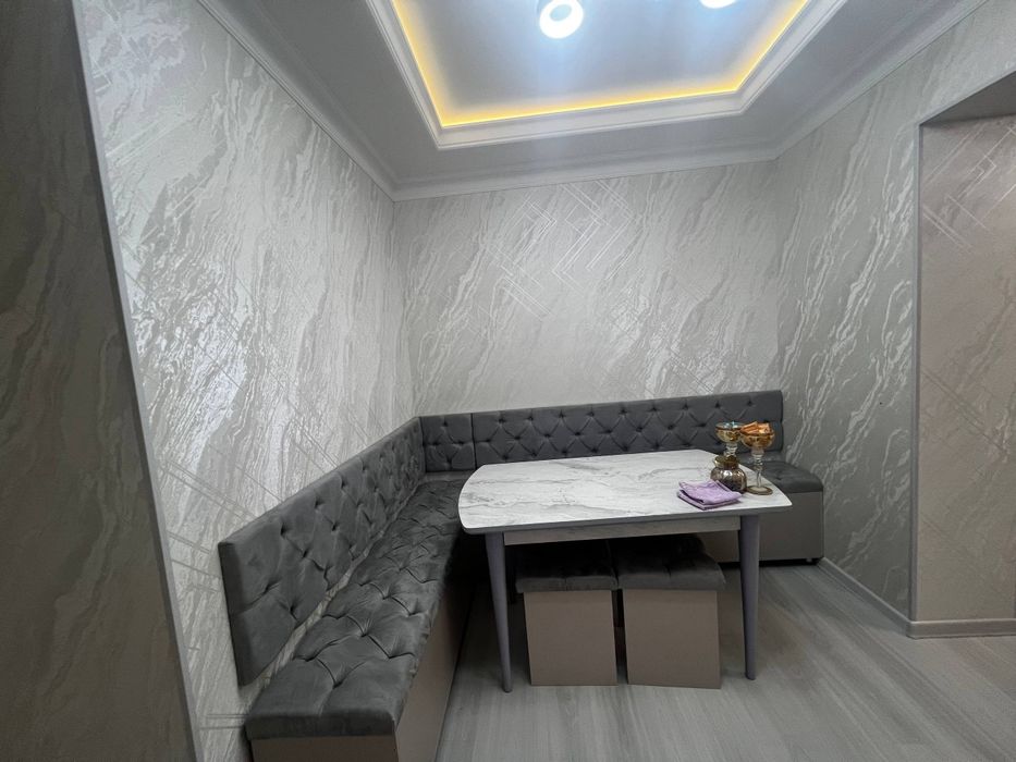 Срочна пролаётса 2 этаж 2/3 переделана  комнатная квартира в Алгаритме