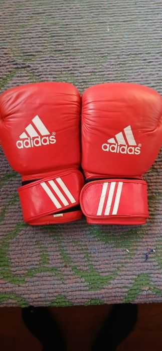 Боксёрские перчатки и шлем