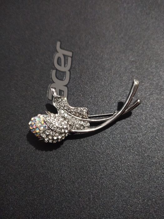 Брошь, состав ювелирный сплав