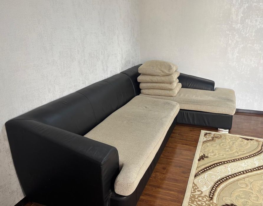 Диван қара түсті