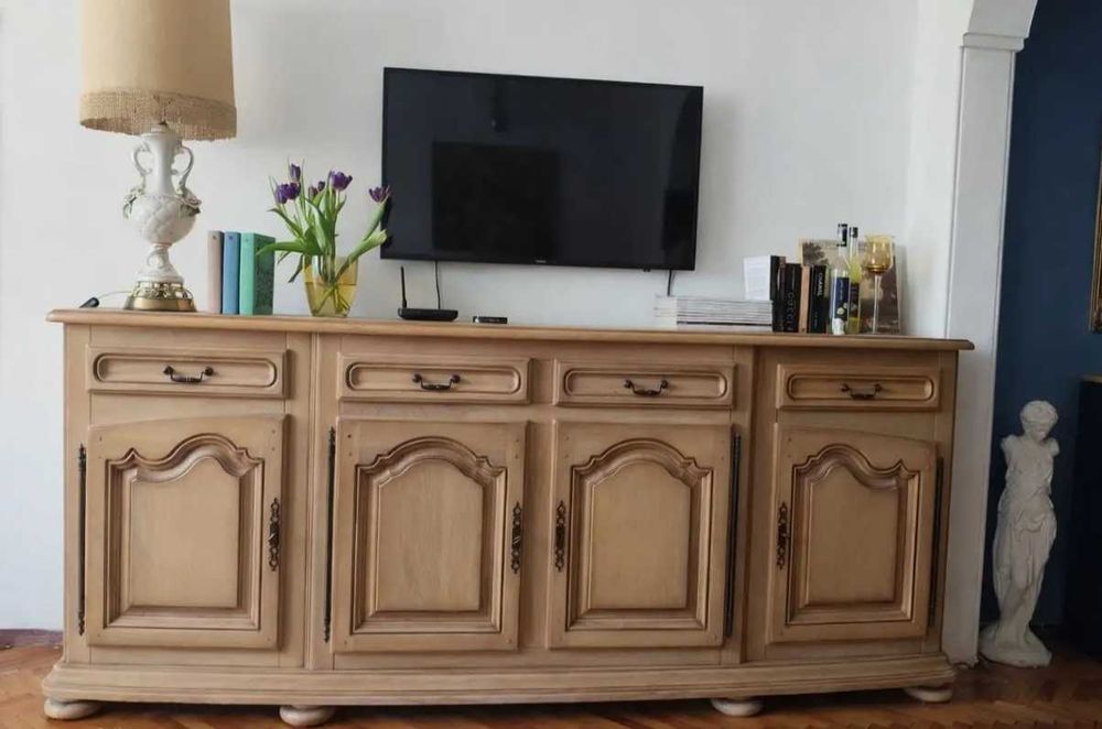 Класически шкаф от масивно дърво